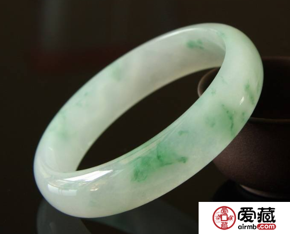 翡翠手鐲好還是玉手鐲好呢