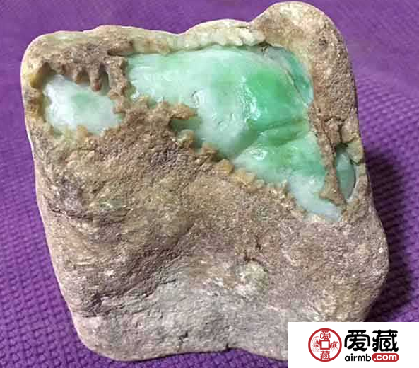 木那翡翠原石的特點(diǎn) 木那翡翠原石特點(diǎn)分析