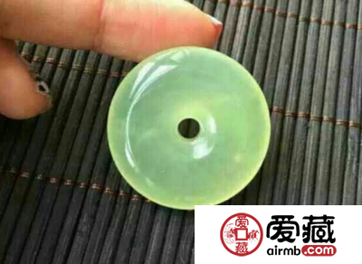 岫玉跟翡翠的区别 怎么分辨翡翠跟岫玉