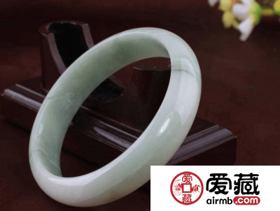有杂质的翡翠值钱吗 杂质对翡翠价值的影响