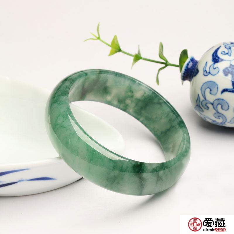 翡翠镯子的价位 一个普通翡翠镯子多少钱