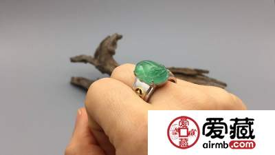翡翠戒指经典女款图片 翡翠戒指什么颜色最好看