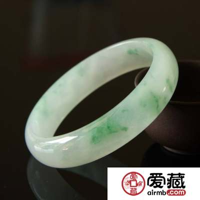 如何选翡翠玉镯 记住这三个技巧买玉镯才不吃亏