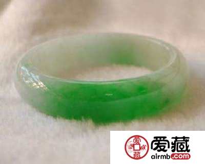 白底青翡翠适合什么人 白底青翡翠送人好吗