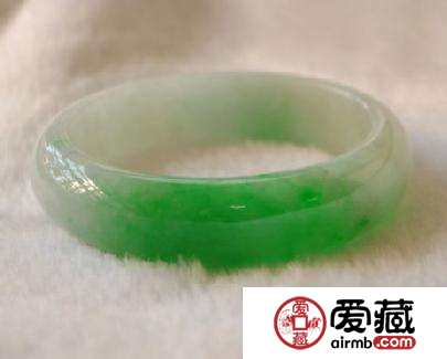 白底青翡翠適合什么人 白底青翡翠送人好嗎