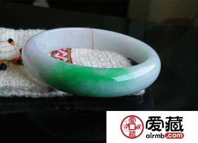 白底青翡翠手镯图片 白底翡翠手镯好吗