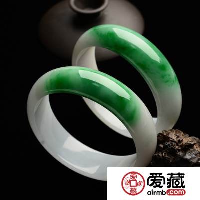 白底青翡翠手镯图片 白底翡翠手镯好吗
