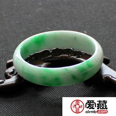 白底青翡翠手镯图片 白底翡翠手镯好吗