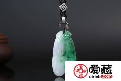 白底青翡翠吊坠价格 白底青翡翠吊坠多少钱