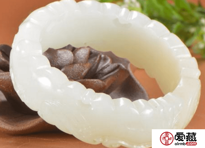 戴和田玉好还是翡翠好 看完你就明白了