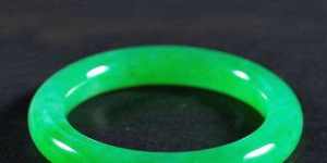 绿色翡翠手镯多少钱 绿色翡翠手镯真的很贵吗