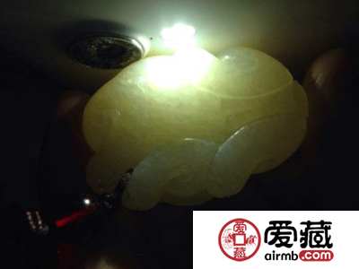 和田玉灯光下的棉絮状图