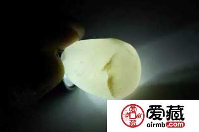 和田玉灯光下的棉絮状图