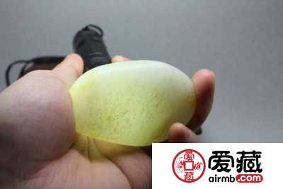 和田玉灯光下的棉絮状图