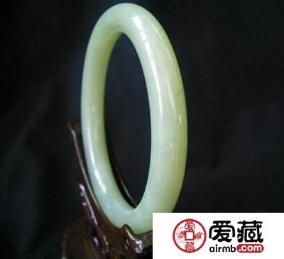 和田玉青玉手镯价格 现在和田青玉手镯价格猛涨？