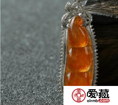 翡翠四季豆吊坠图片 翡翠四季豆镶嵌款式图片