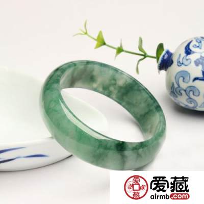 翡翠手镯怎么挑 什么样的翡翠手镯好