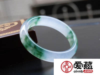 翡翠手镯怎么挑选 价格多少比较合适