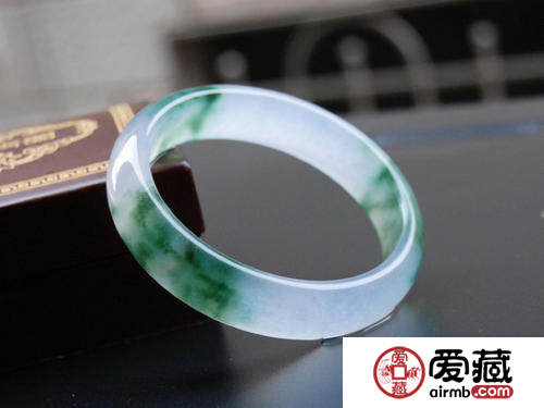 翡翠手鐲怎么挑選 價(jià)格多少比較合適