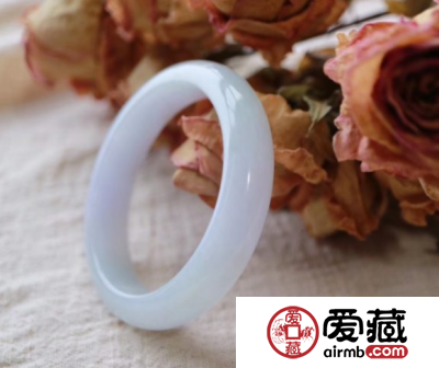 几百块的翡翠手镯是真的吗 如何翡翠手镯真假