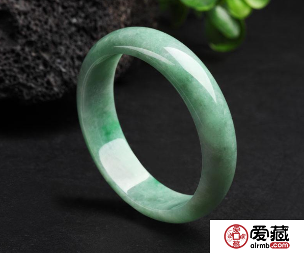 豆种翡翠手镯价格大约是多少及图片