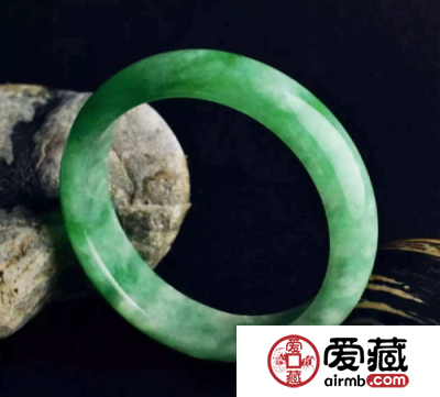 <a href='http://www.airmb.com/zhuanti/dzff.html' target='_blank'><u>豆种翡翠价格</u></a> 翡翠豆种有收藏价值吗