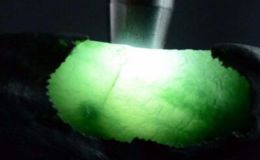 翡翠原石打燈看教程 燈照翡翠原石主要看這兩點