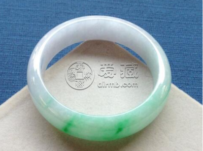 淡绿色翡翠手镯 淡绿色翡翠手镯价格多少