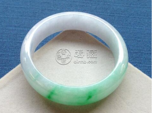 淡绿色翡翠手镯 淡绿色翡翠手镯价格多少