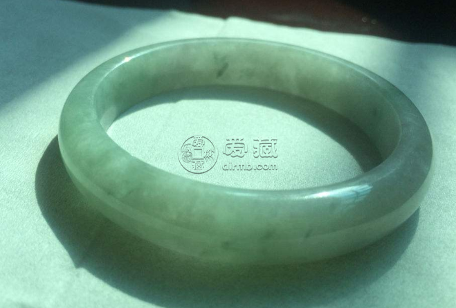 翡翠手镯的鉴别 观察手镯表面特征和内部特征