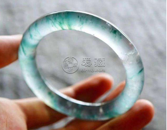翡翠手镯的鉴别 观察手镯表面特征和内部特征