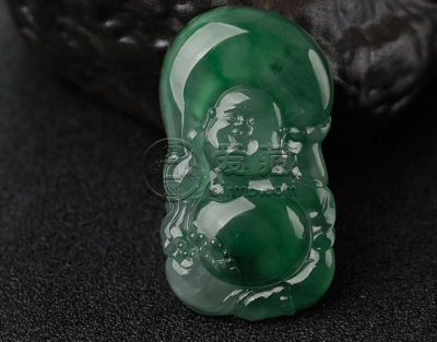 糯化种翡翠玉吊坠 糯化种翡翠吊坠好不好