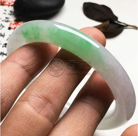 戴玉镯子的好处 戴玉镯对心脏有好处？