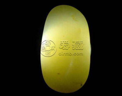 青白玉籽料打灯什么光 青白玉籽料打灯图