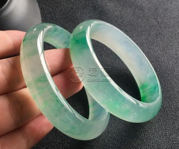 冰种飘绿翡翠手镯价格多少及图片