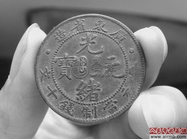 古宅挖出古钱币 村民闻讯“抢钱”