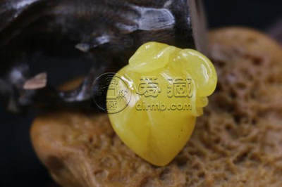 乌料蜜蜡为什么便宜   乌料蜜蜡的价格