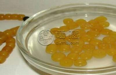 蜜蜡荧光浮盐水是什么意思  蜜蜡鉴别方法