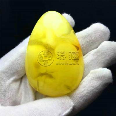 蜜蜡荧光浮盐水是什么意思  蜜蜡鉴别方法