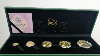 2003年熊猫金币回收价目表 2003年熊猫金币套装现在市场价