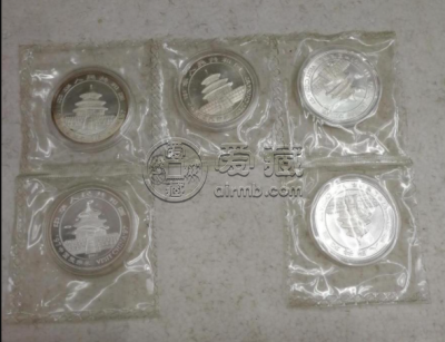 1997年熊猫金银币套装 一套值多少钱