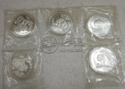 1997年熊猫金银币套装 一套值多少钱