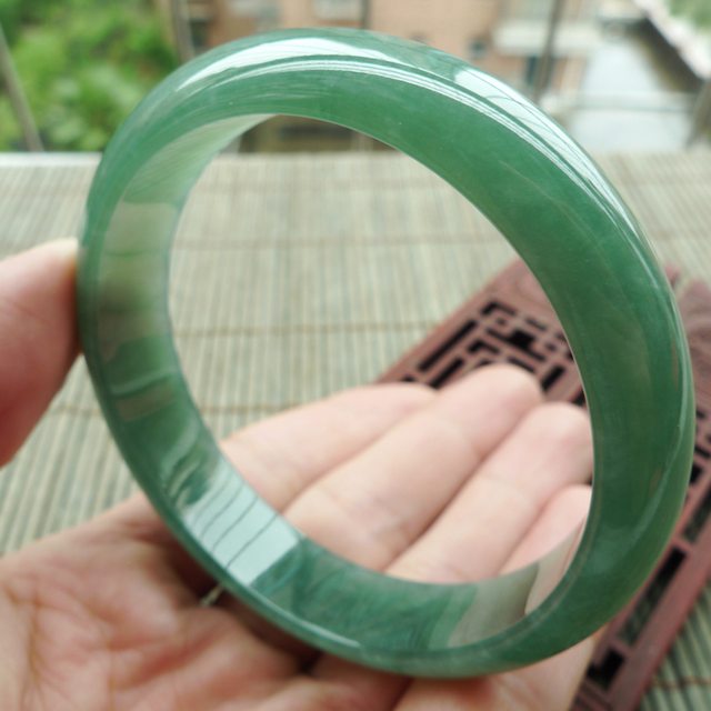 A货翡翠手镯 冰润满绿正装手镯57.4mm图5