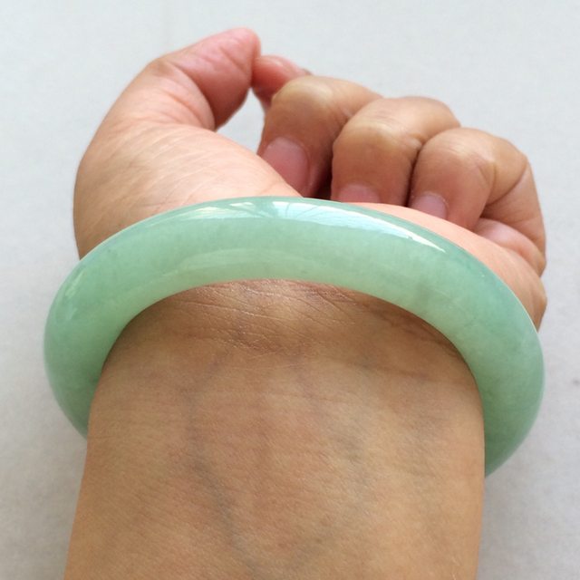 冰润果绿翡翠手镯  缅甸天然翡翠圆条手镯  尺寸：55.8寸图7