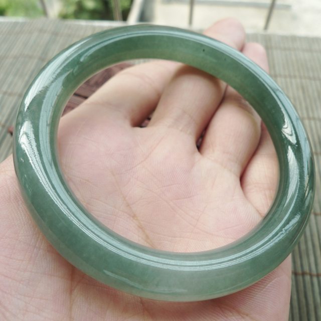 A货翡翠冰油满绿圆条手镯55.8mm图8