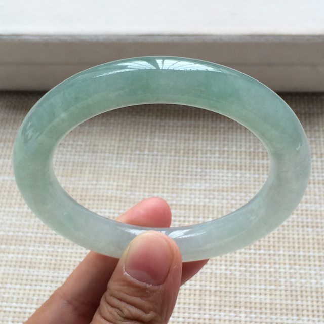 冰润浅绿翡翠手镯 缅甸天然翡翠圆条手镯  尺寸：55.8寸图3
