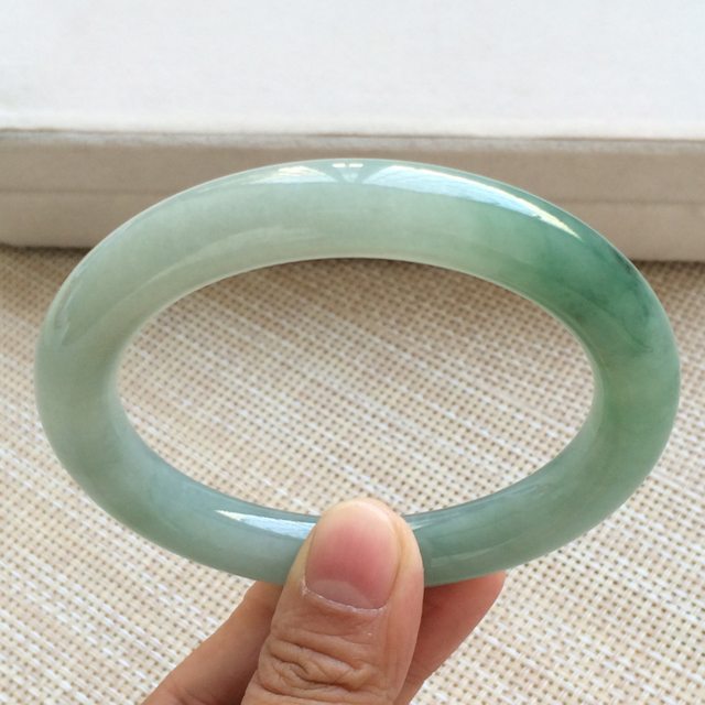 冰种飘绿翡翠手镯  缅甸天然翡翠圆条手镯 尺寸：59寸图5