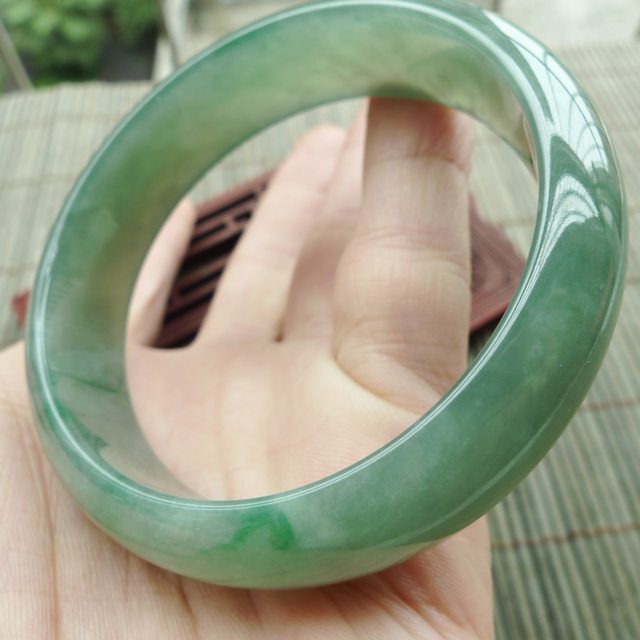 A货翡翠水润满绿正装手镯57.2mm图8