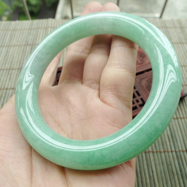 糯冰细腻满绿圆条翡翠手镯56.8mm图5