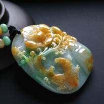 巧雕黄加绿花翡翠吊坠 尺寸60-46-13毫米